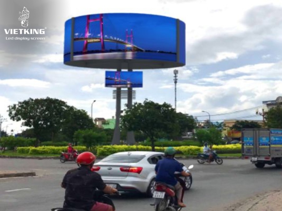 Biển quảng cáo billboard ở vòng xoay