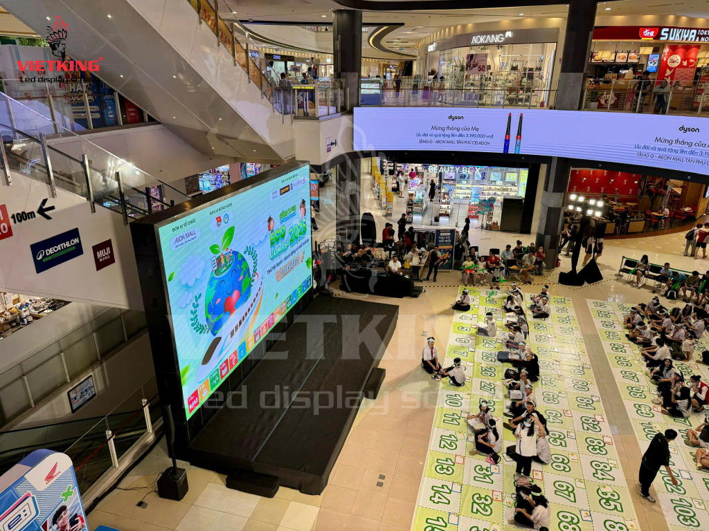 Màn hình LED giữa sảnh trung tâm giúp các sự kiện trở nên sôi động hơn