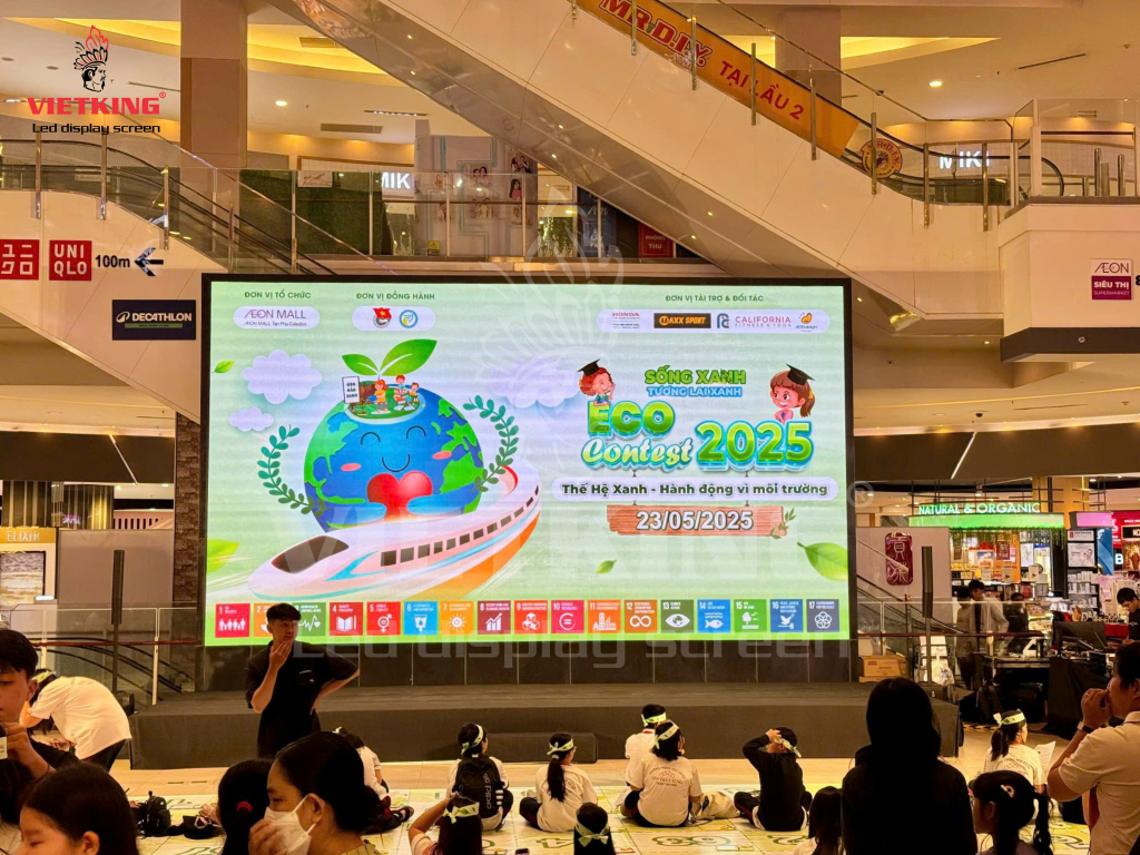 Màn hình LED giữa trung tâm tạo điểm nhấn 