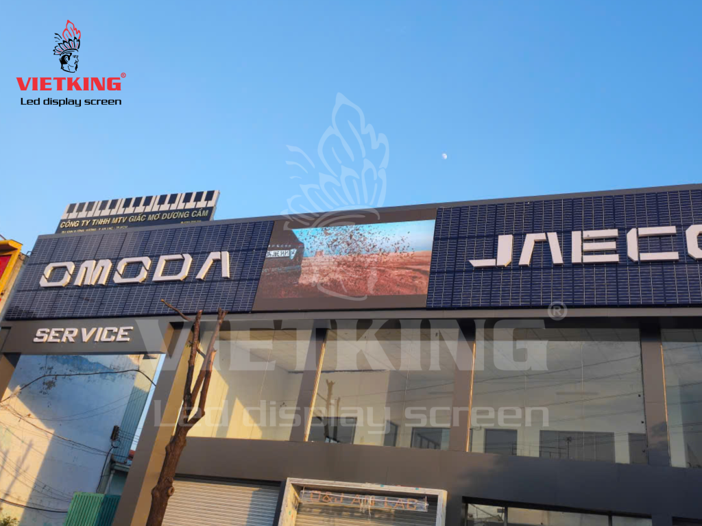 Màn hình LED giúp không gian mặt tiền showroom nổi bật hơn