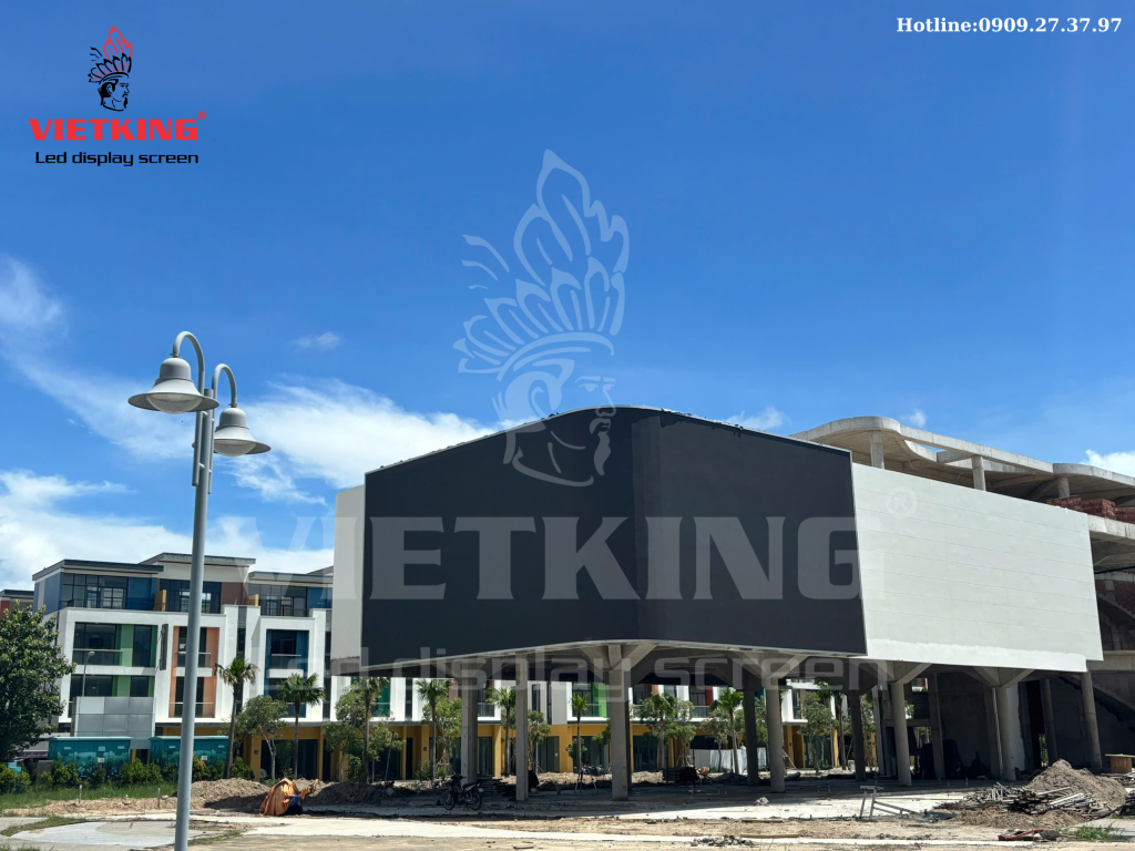 Hình ảnh toàn cảnh màn hình LED ngoài trời do VIETKING thi công
