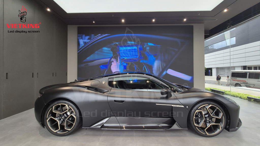 Màn hình LED P2.5 cỡ lớn trong showroom ô tô cao cấp, ánh sáng sang trọng, phối cảnh hiện đại.