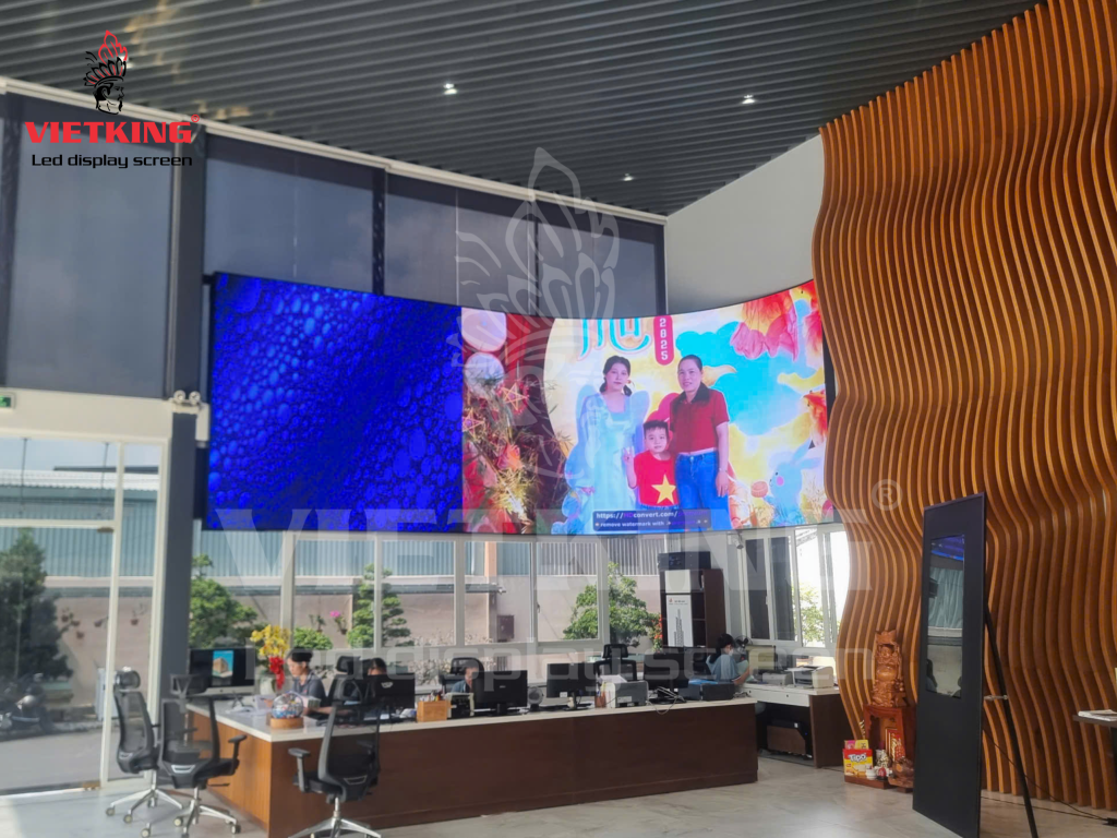 Màn hình LED cong tại Showroom Gò Công – Công ty Tổ Ong”