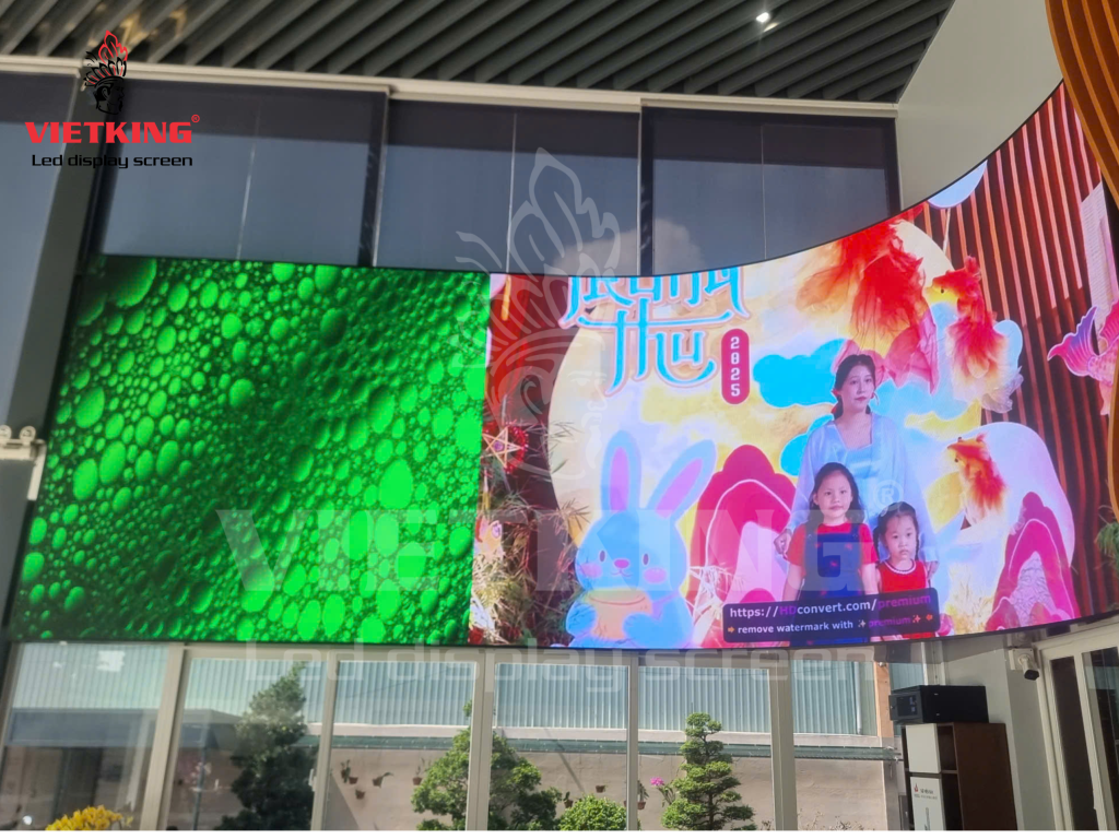 Màn hình LED cong trong nhà tạo điểm nhấn không gian showroom