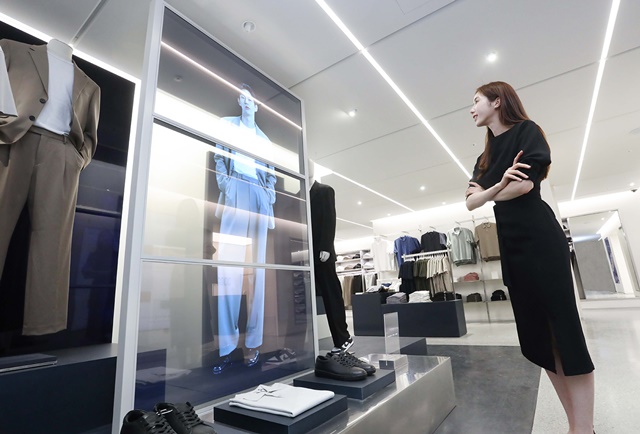 màn hình OLED trong suốt lắp đặt trong showroom cao cấp