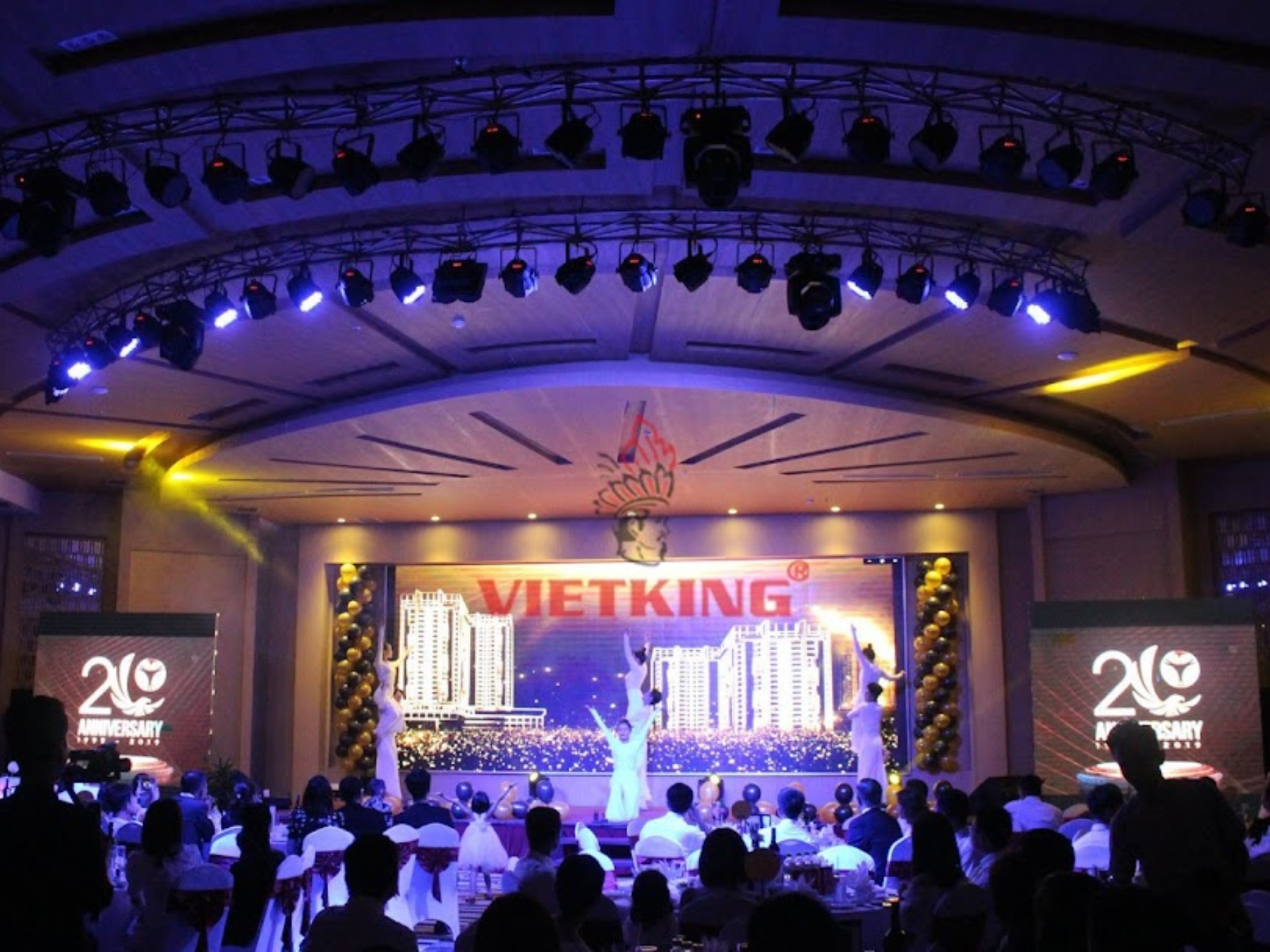 Báo giá chi tiết cho thuê và lắp đặt màn hình LED tại VIETKING