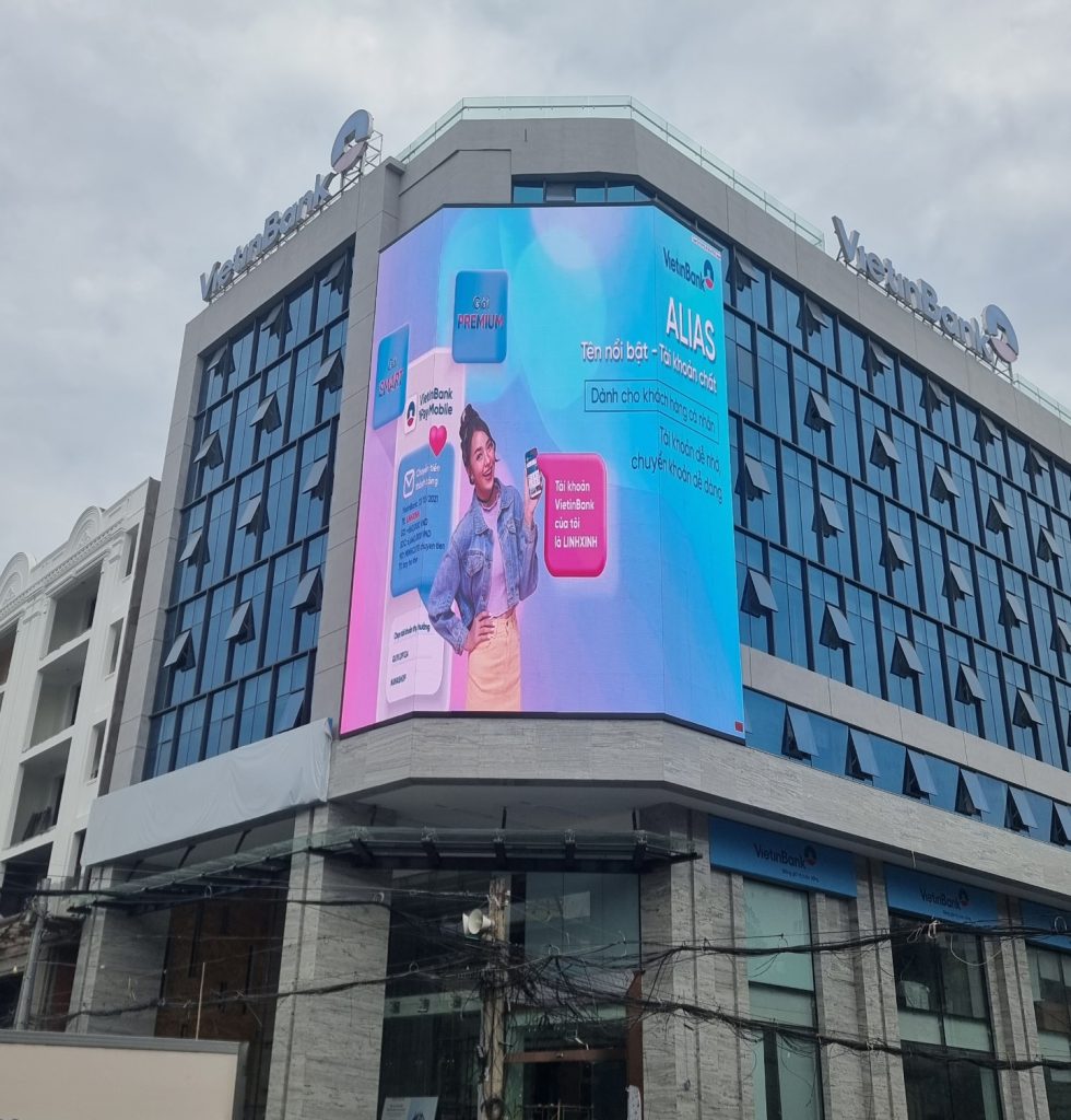màn hình LED mặt dựng tòa nhà ngân hàng
