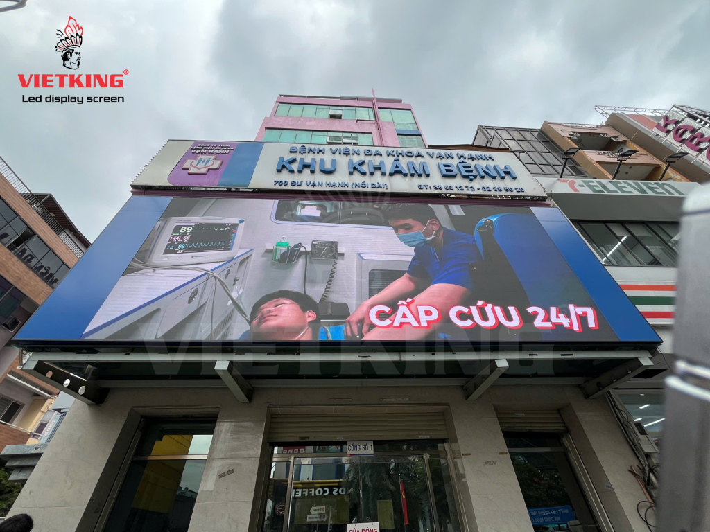 Quá trình thi công màn hình LED ngoài trời với hệ khung thép chắc chắn, đảm bảo an toàn và độ bền trong điều kiện thời tiết khắc nghiệt.