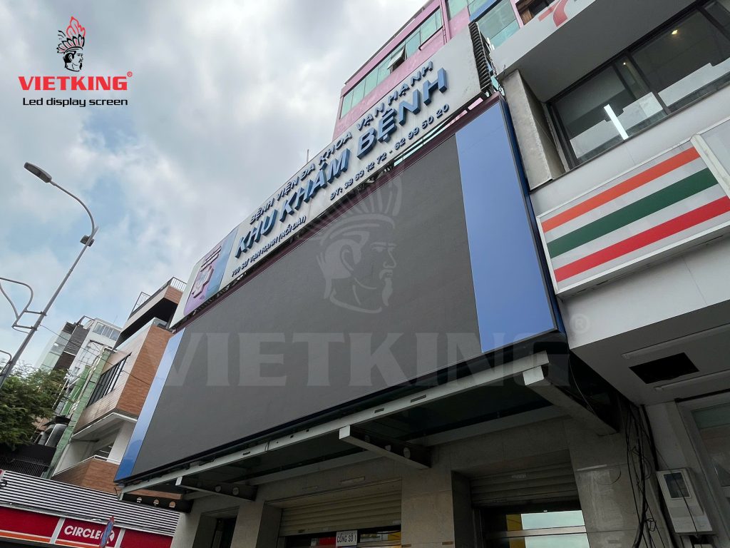 Cận cảnh màn hình LED P4 ngoài trời với độ phân giải cao, hình ảnh rõ nét, màu sắc sống động, phù hợp hiển thị thông tin và quảng bá dịch vụ y tế.