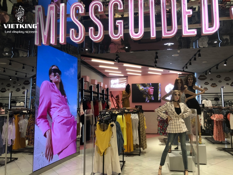 Tham khảo cách lắp đặt màn hình led cho shop quần áo đẹp, chuẩn nhất