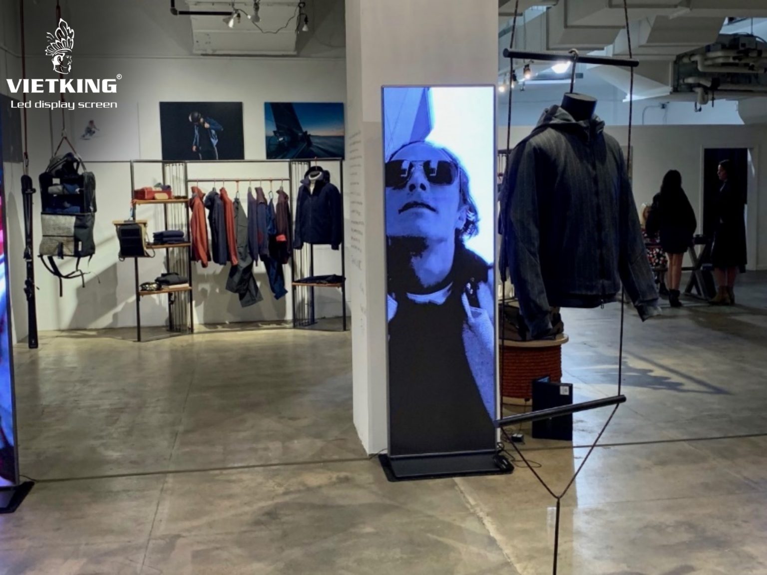 Xác định vị trí lắp màn hình LED shop quần áo dễ nhìn