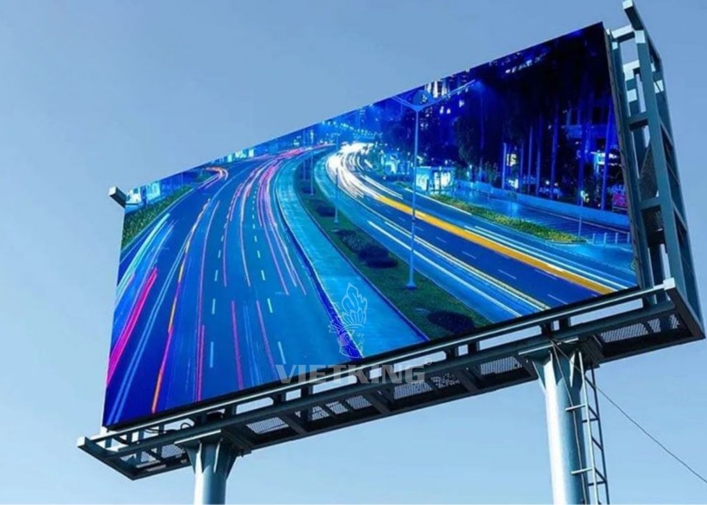 Trong các biển quảng cáo ngoài trời và bảng hiệu điện tử