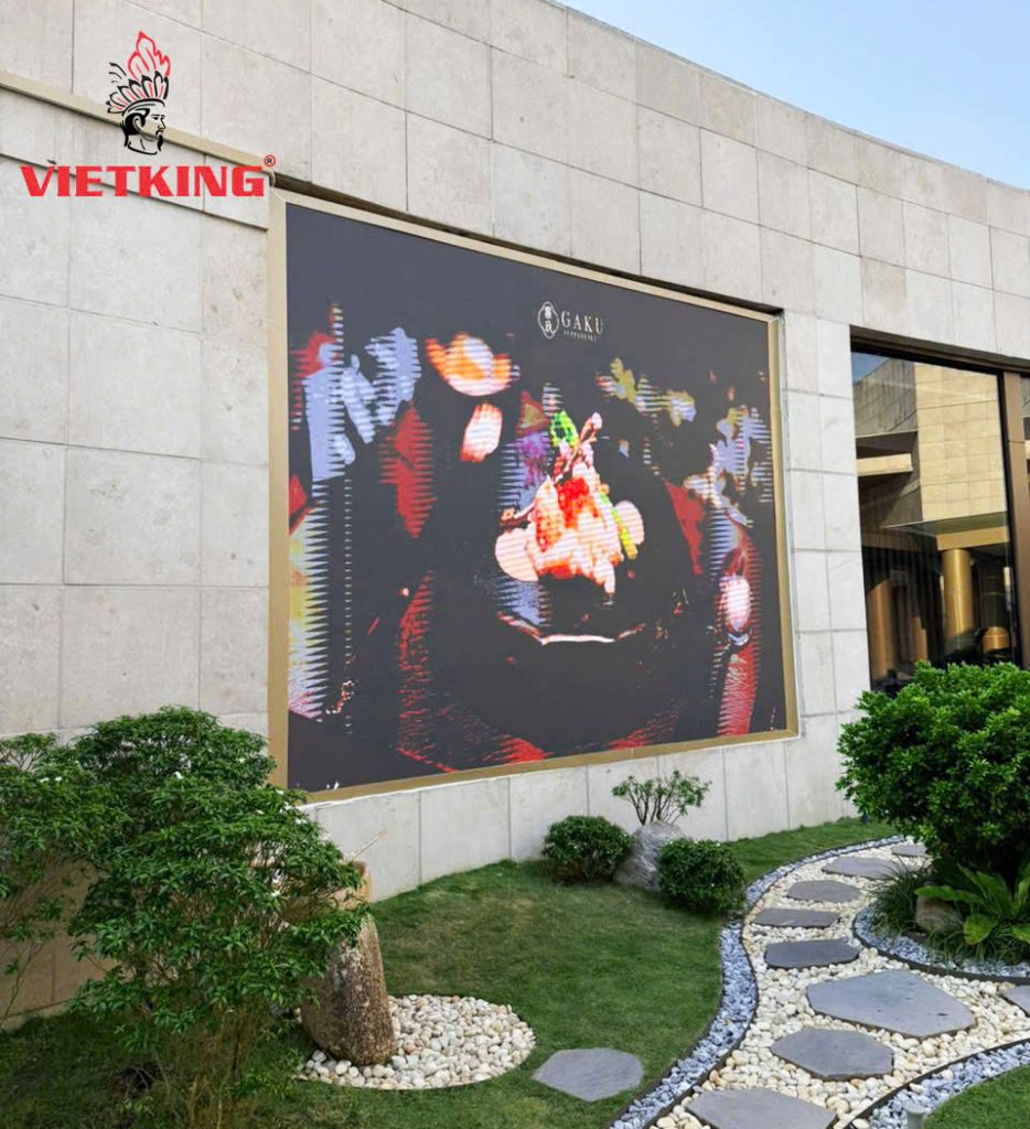 Màn hình LED ngoài trời giúp nhà hàng AKIKO thu hút khách hàng hiệu quả, đặc biệt vào buổi tối tại Hội An.