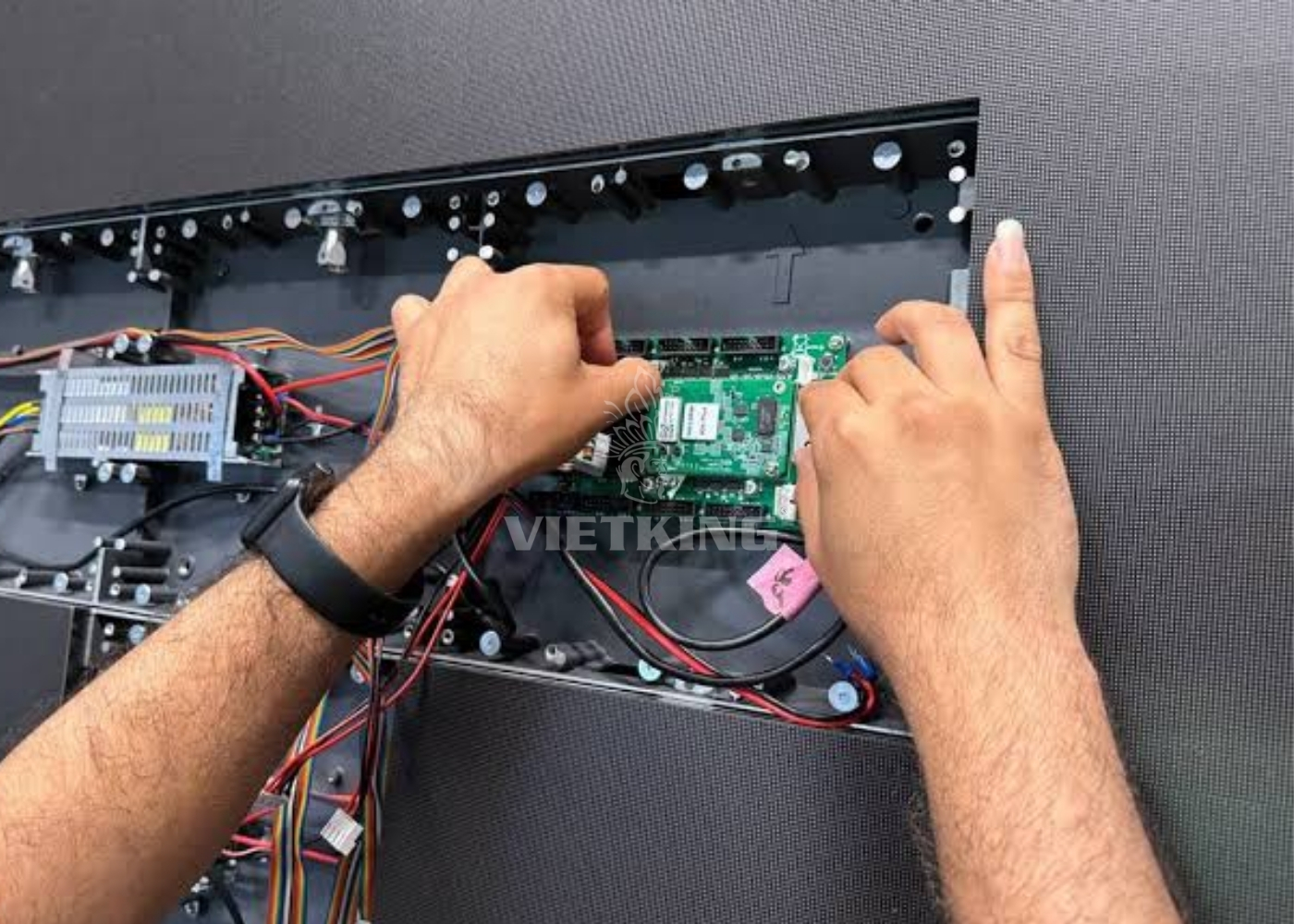 người sửa chữa màn hình led